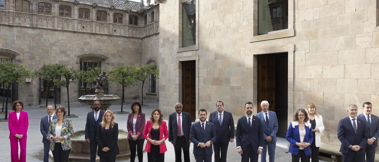 Foto de família del nou Govern al Palau de la Generalitat