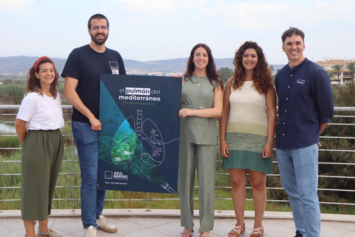 La alcaldesa de Torreblanca, Tania Agut, y la concejala de Playas, Gema Edo, junto a Pablo García, director de proyectos de la Fundación Azul Marino, y otros miembros del equipo de la fundación.