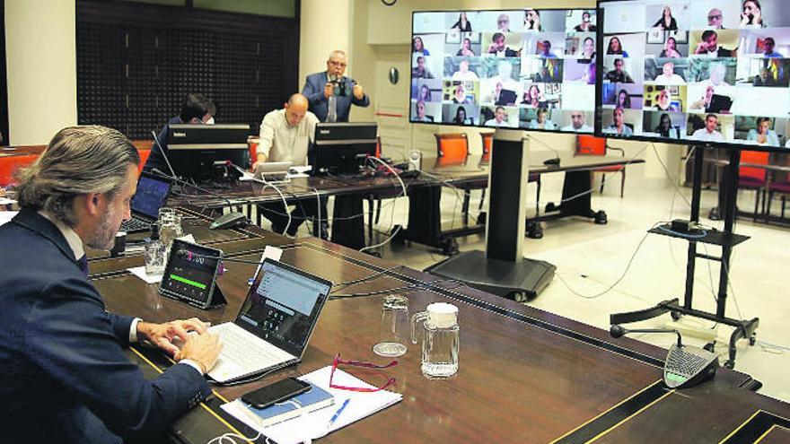 Gustavo Matos preside, ayer, la reunión de la Diputación Permanente, que se celebró por videoconferencia.