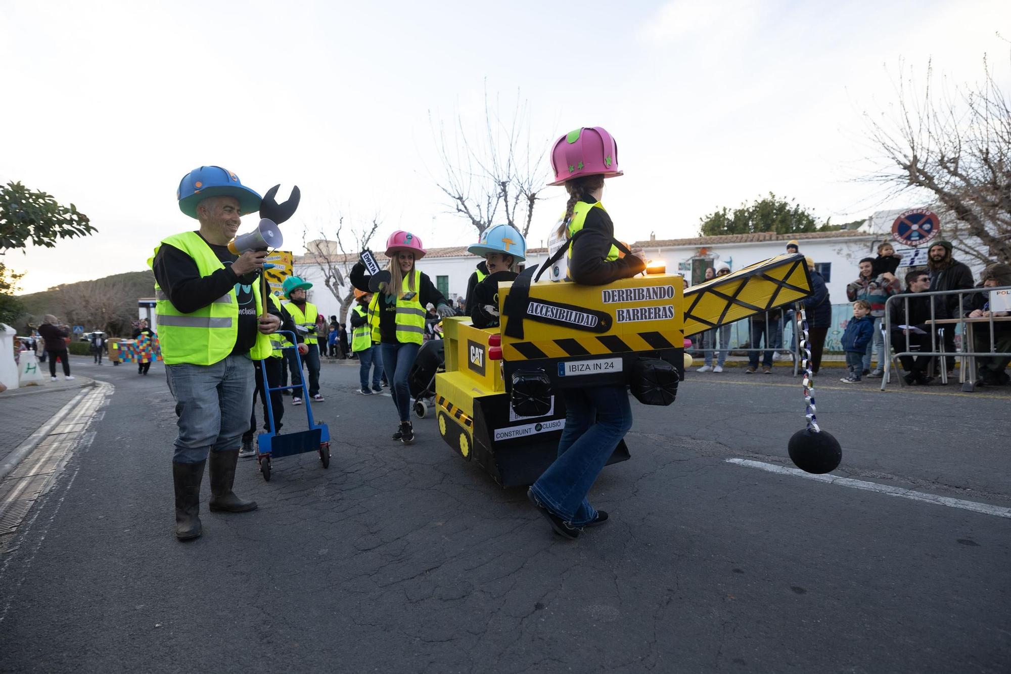 Mira aquí las imágenes de la rúa de carnaval en Sant Joan