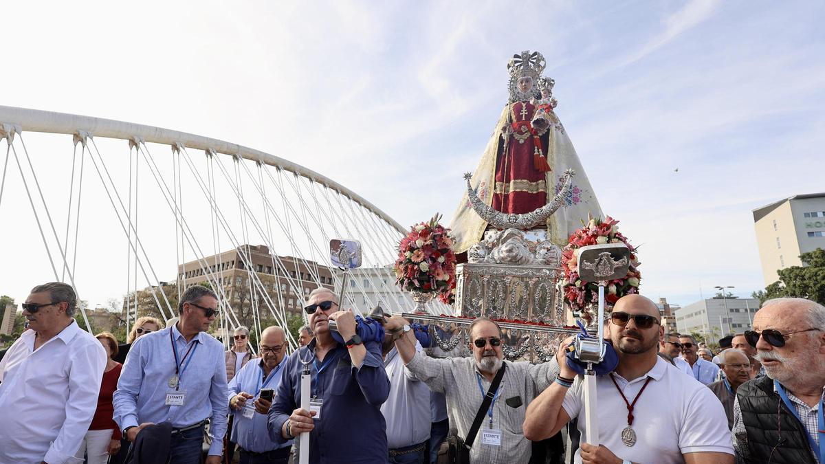 Los Caballeros de la Fuensanta son los encargados de sacar a la Patrona en procesión.
