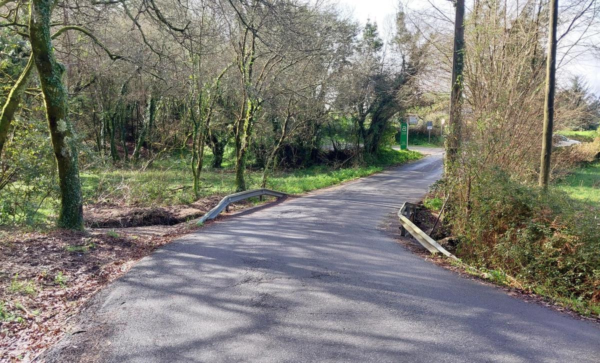 Paso elevado sobre el arroyo por el que descienden los vertidos