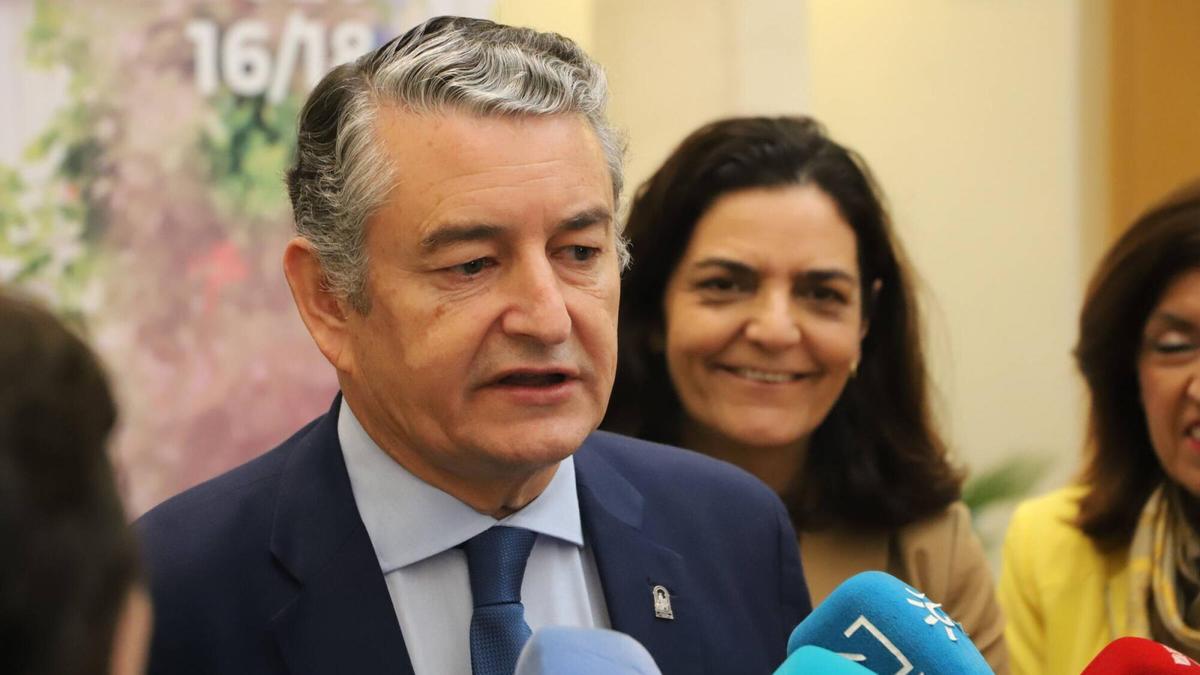 El consejero de Sanidad, Presidencia y Emergencias, Antonio Sanz, este jueves, en el 46º Congreso de la Sociedad Española de Inmunología celebrado en Córdoba.