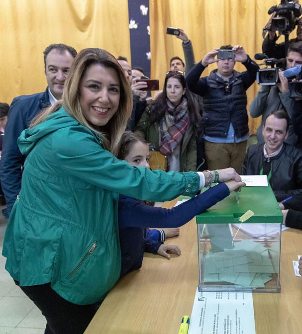 SUSANA DÍAZ VOTA EN COLEGIO ELECTORAL EN TRIANA