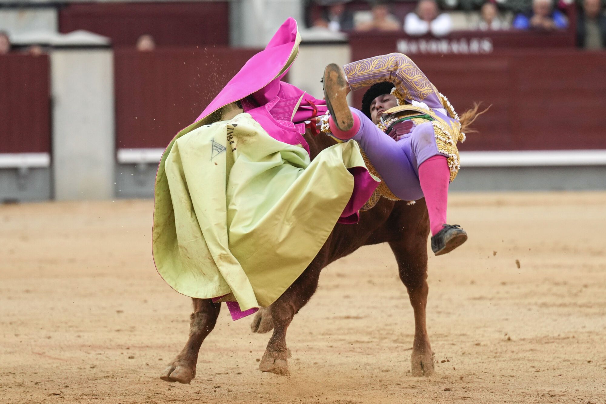 MADRID, 12/10/2025.- El diestro Morante de la Puebla recibe una cogida en el festejo taurino de la Feria de Otoño celebrado este domingo en la plaza de Las Ventas, en Madrid. EFE/ Borja Sánchez-Trillo