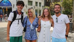 De izquierda a derecha Mateo, Jana, Nanette y Jean. Cuatro jóvenes franceses que están pasando sus primeros días en Barcelona.