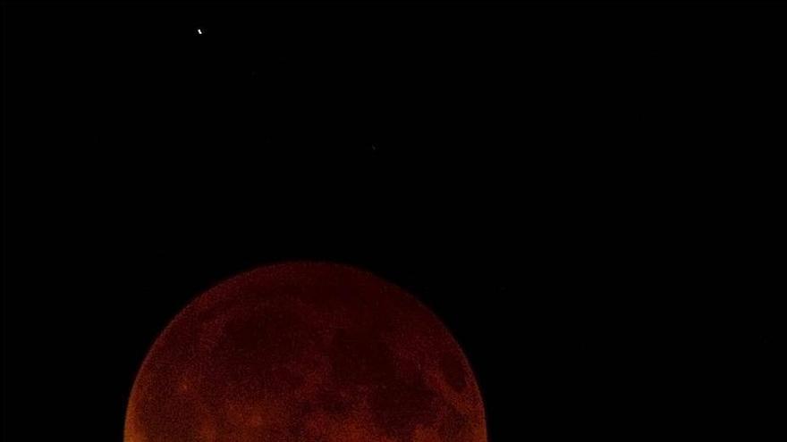 Eclipse total y luna roja para la noche del domingo