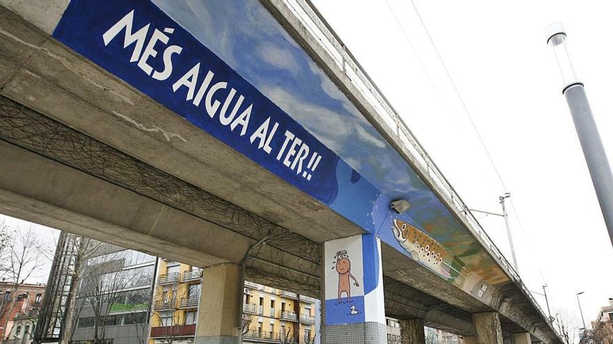 Un mural pintat l&#039;any 2015 al viaducte del tren al seu pas per Girona rebutjava el transvasament a Barcelona d&#039;aigua del Ter.