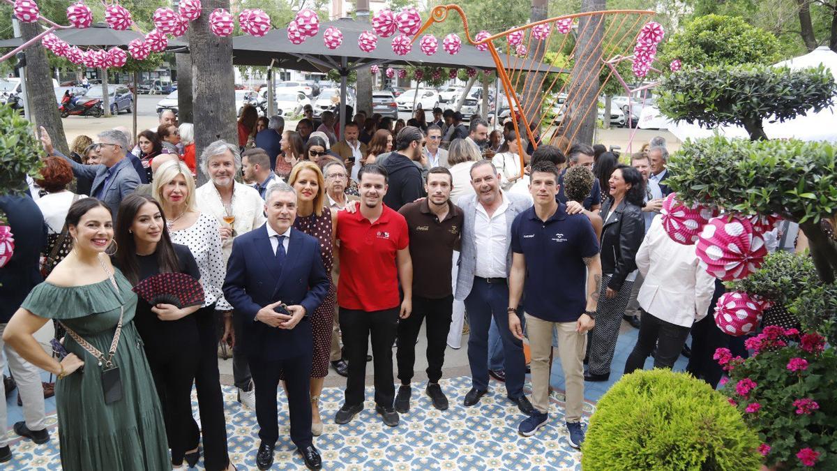 Foto de familia en el aniversario de Mercado Victoria.