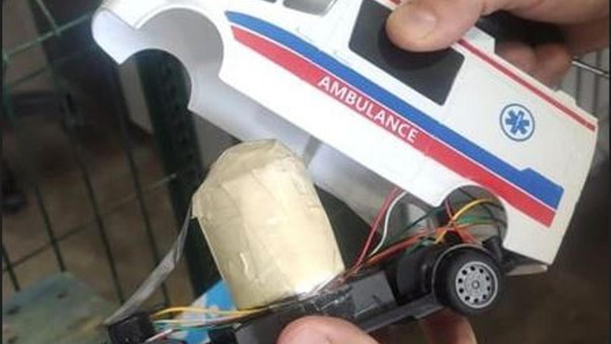 El juguete donde uno de los detenidos en el aeropuerto ocultaba la cocaína