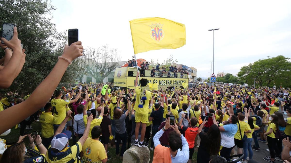 Espectacular demostración de fuerza de la masa social amarilla en Vila-real tras la consecución del primer título del club.