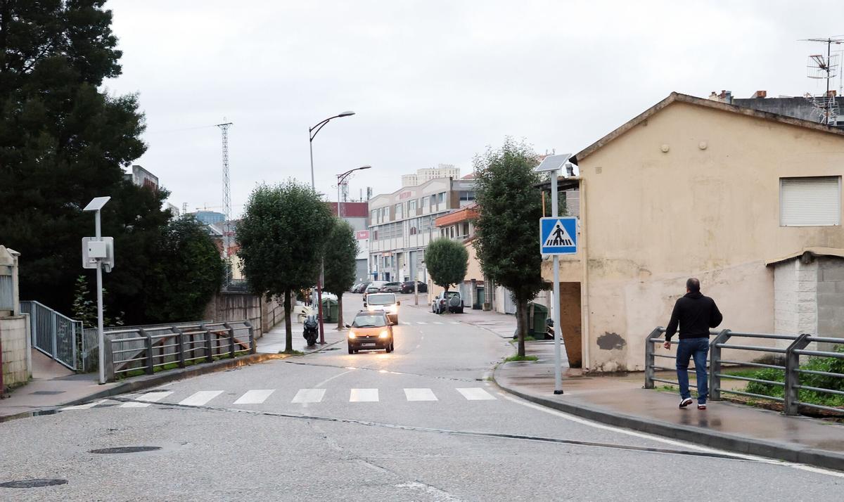 A la derecha, el inmueble que adquirirá el Concello para ampliar el paseo del Lagares.