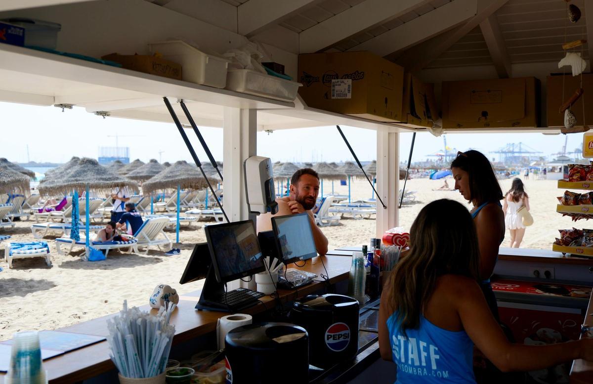 Las playas de València se llenan ante las altas temperaturas