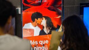 La ‘love cam’ de Sant Jordi: TMB instala cámaras del amor en el metro de Barcelona