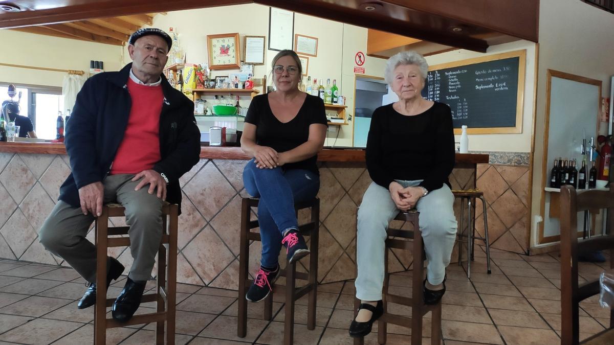 Pilar con sus padres en el restaurante del polígono.