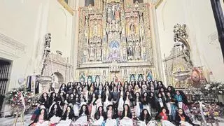 Las candidatas a Reina de la Huerta 2026 regalan flores a la Virgen en la Catedral