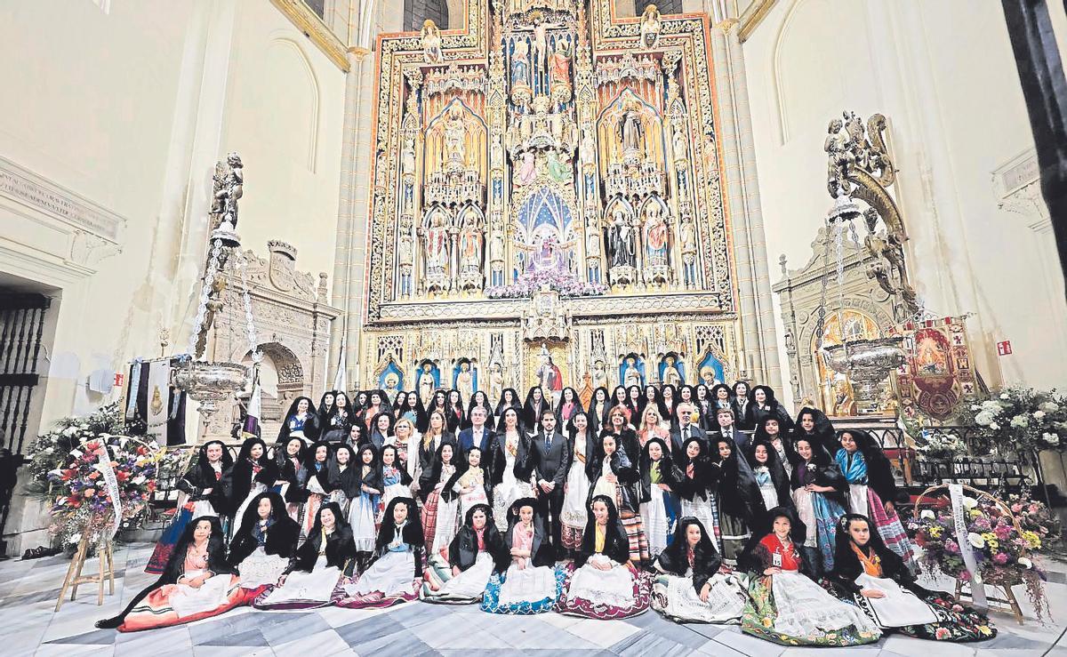 Las candidatas a Reina de la Huerta 2026 regalan flores a la Virgen en la Catedral