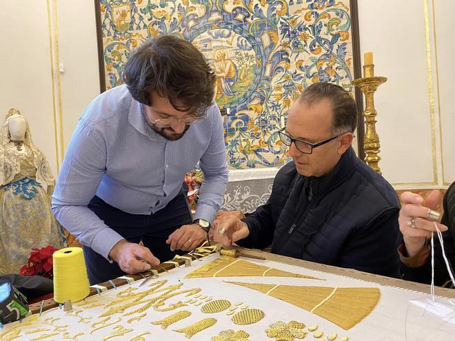 Así ha empezado la campaña "Ven a bordar el Manto de la Virgen"