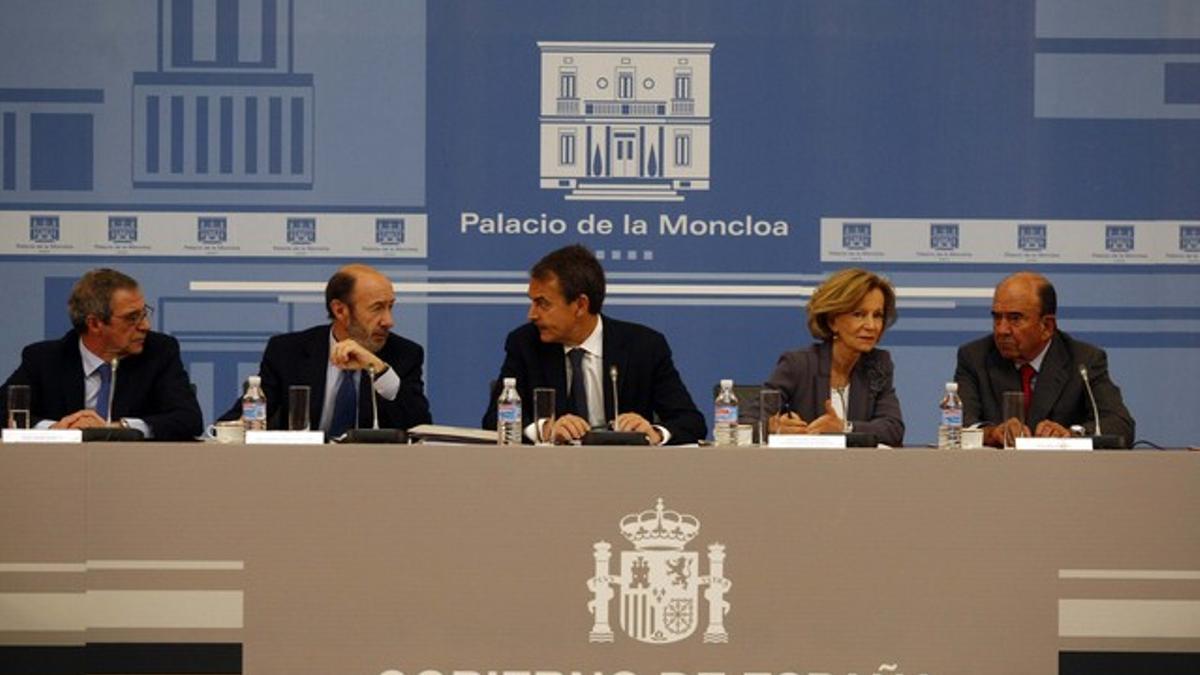 Zapatero, flanqueado por sus vicepresidentes, y dos de los empresarios y banqueros convocados en la Moncloa.