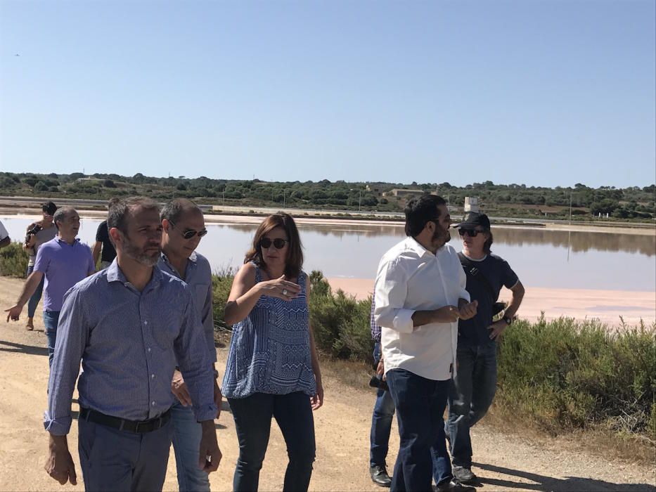 La presidenta Francina Armengol y el conseller Vicenç Vidal visitan el nuevo parque natural de es Trenc