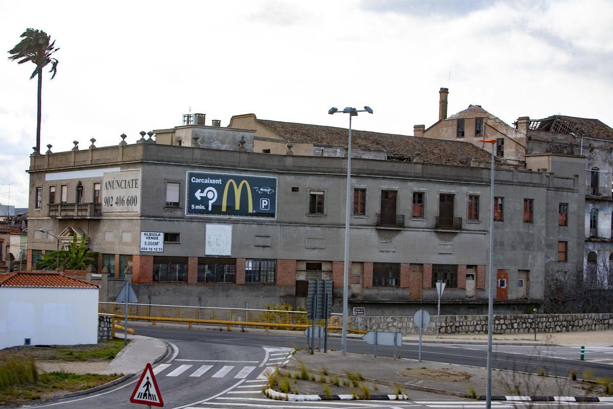 Vista del molino que el ayuntamiento compró para derribar, que recae sobre el mismo cauce del barranco, en una imagen de archivo.