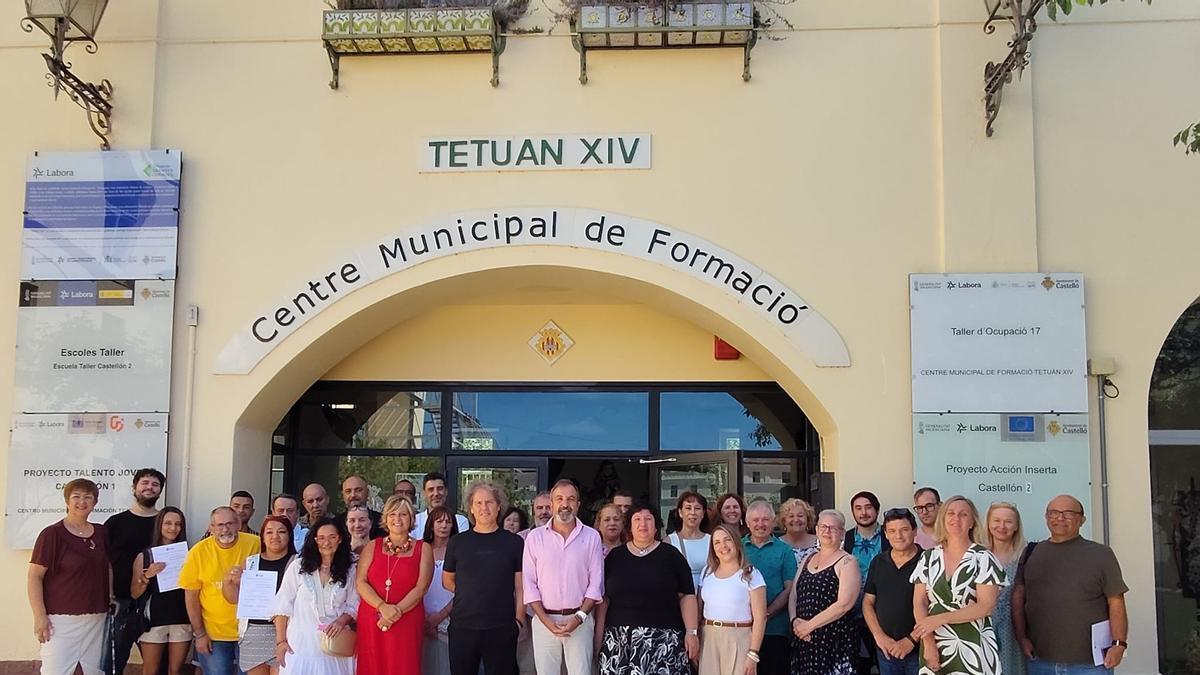 Autoridades y participantes en el progama de inserción laboral.
