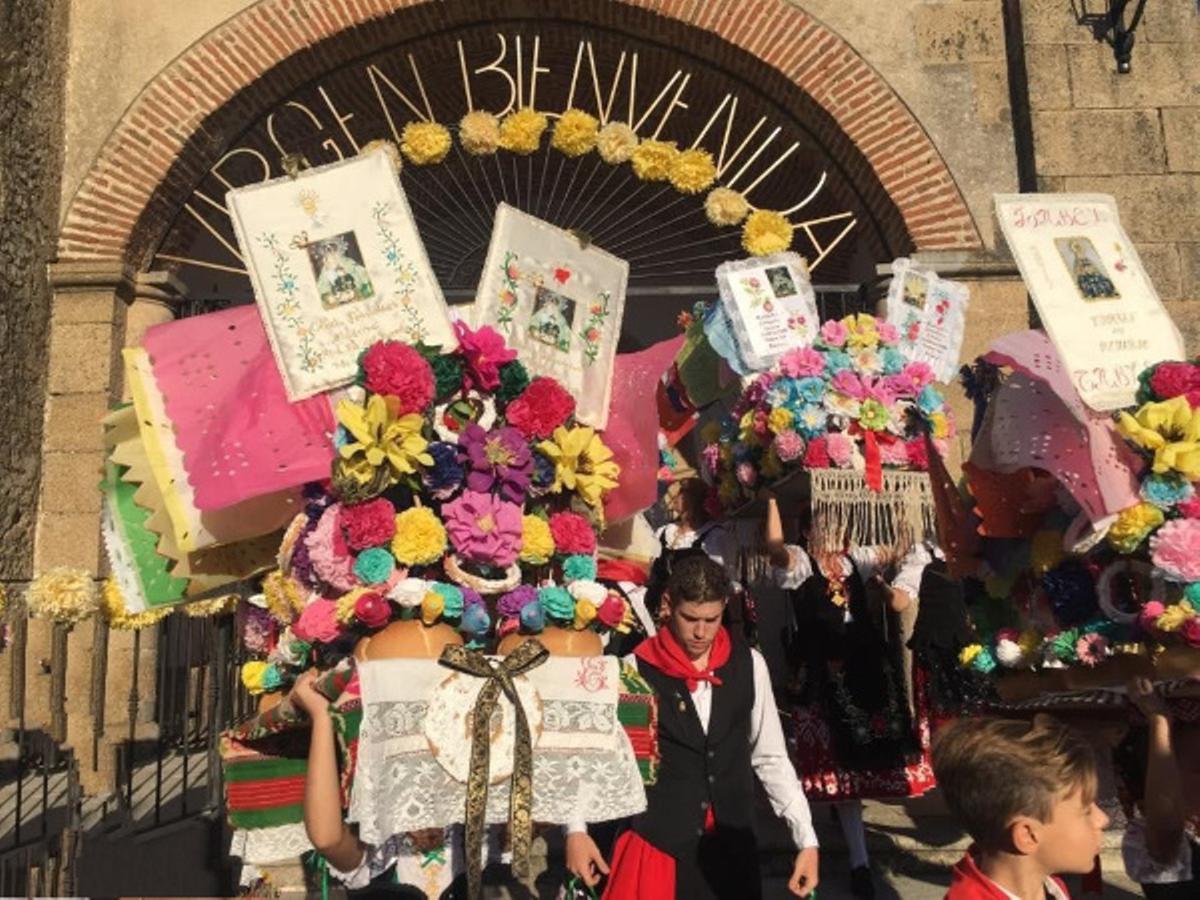 Los Tableros rinden homenaje en Valdefuentes a la Virgen del Rosario.