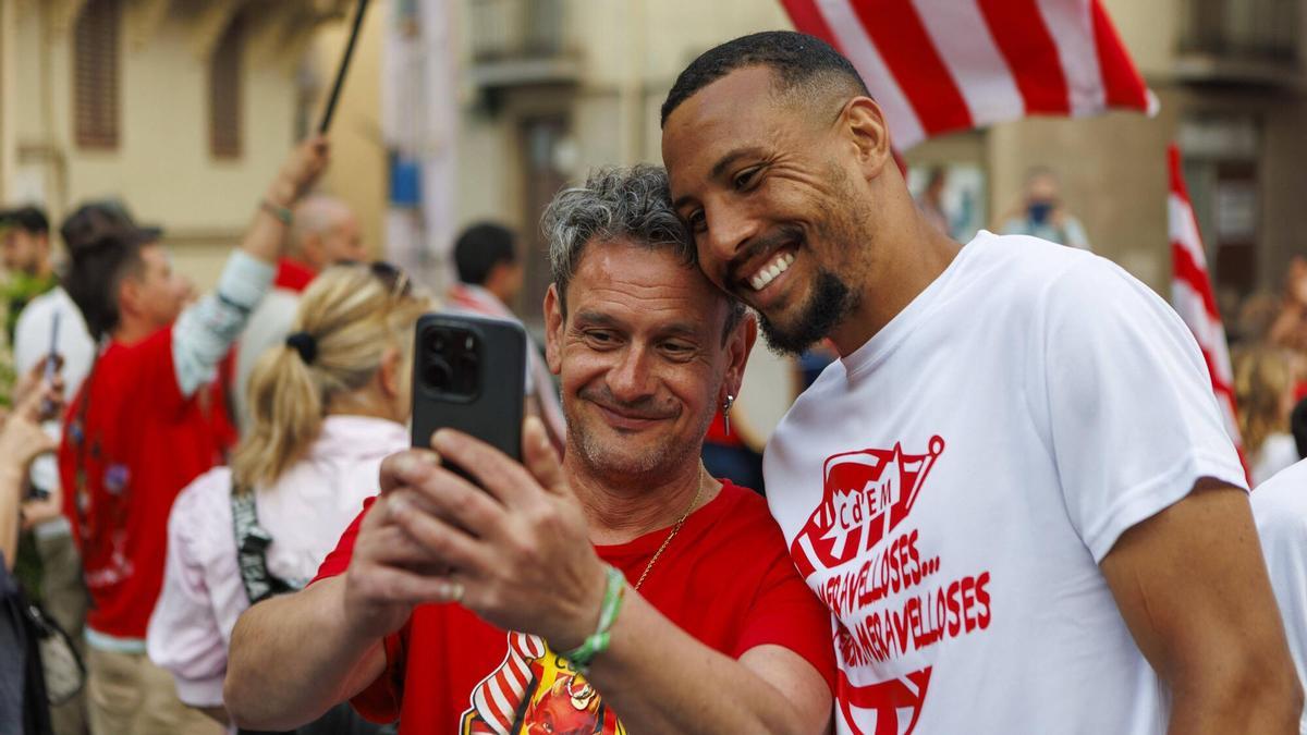 Matheus, fent-se una foto amb un aficionat durant la celebració del títol