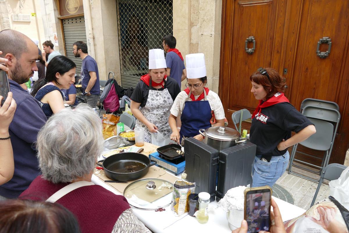 EN IMATGES | Els Mistaires de Figueres estrenen el primer Concurs de Suquet del carrer Peralada