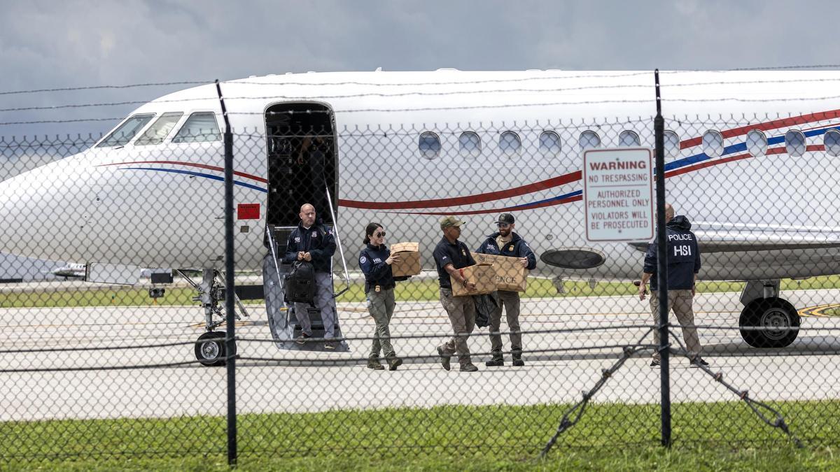 Policías estadounidensens se incautan de material del avión de Nicolás Maduro tras el traslado del aparato a Florida.