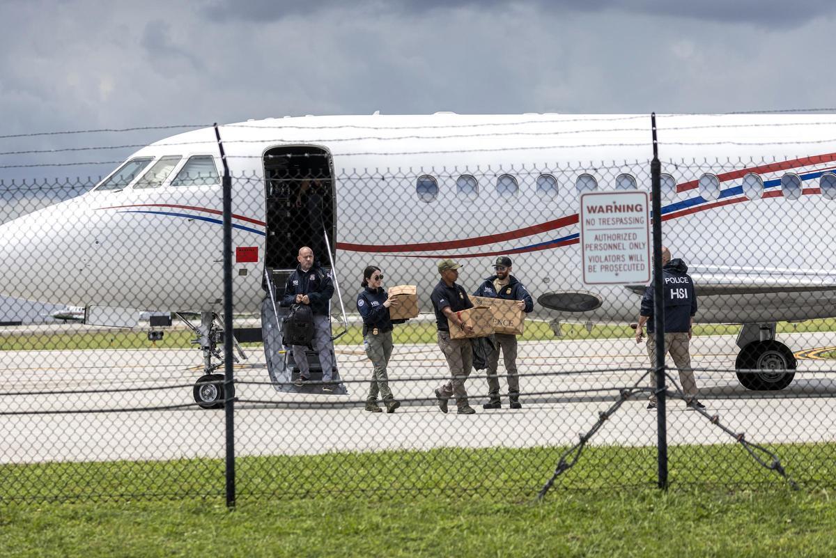 Policías estadounidensens se incautan de material del avión de Nicolás Maduro tras el traslado del aparato a Florida.