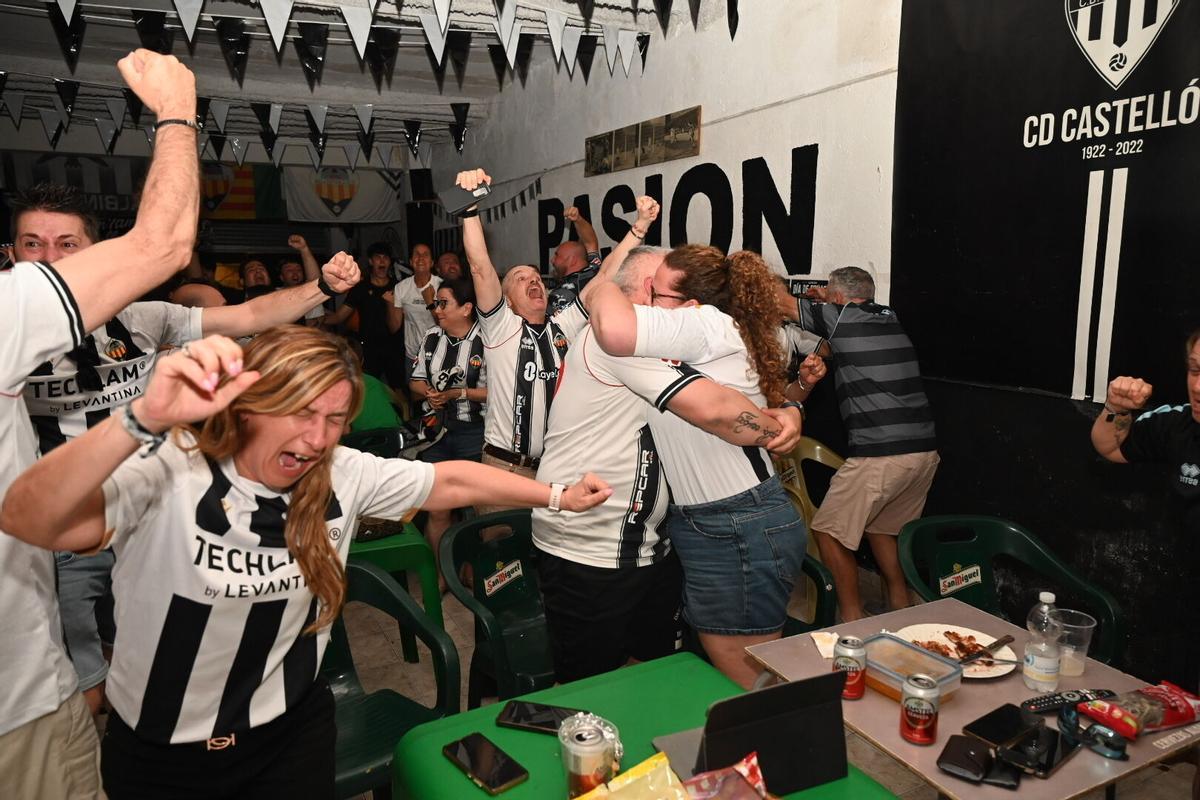 Los aficionados del CD Castellón siguen el partido contra el Almería en los bares de la ciudad
