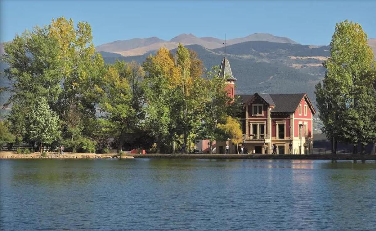 Llac artificial de Puigcerdà amb una de les mansions senyorials de l'època de fons