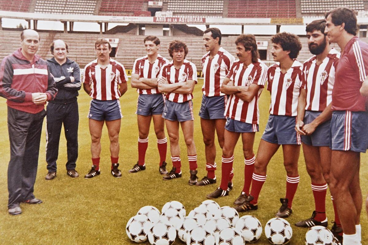 Novoa, primero por la izquierda, con Tati Valdés, Cundi, Espinosa, Ferrero, Joaquín, Mesa, Davi, Jiménez y Rivero.