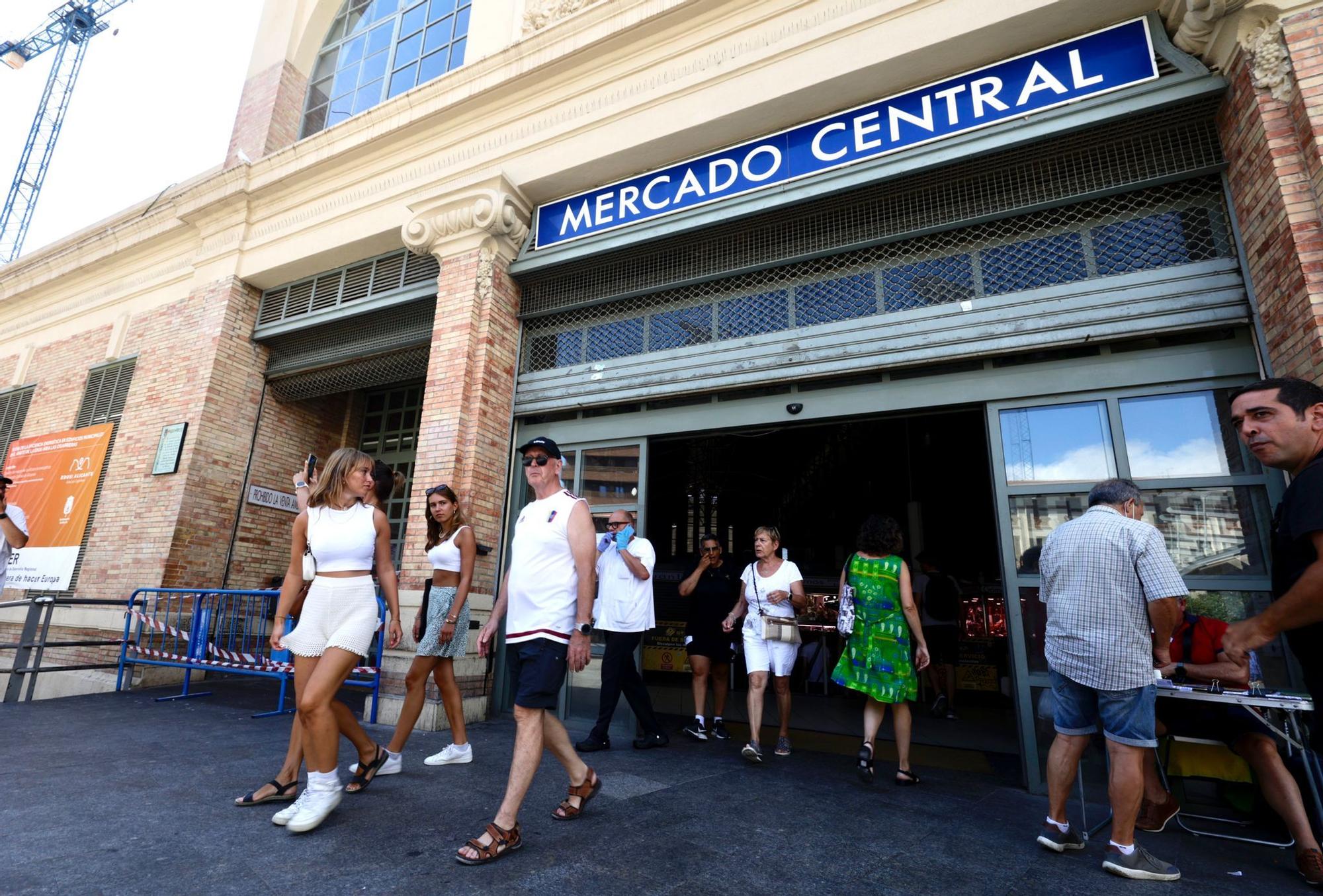 Turistas en el Mercado Central de Alicante