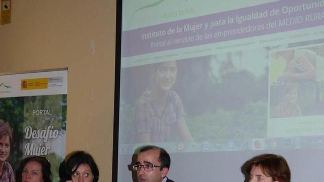 Por la izquierda, la concejala Carmen López, Almudena Cueto, directora del Instituto de la Mujer de Asturias; el alcalde José Víctor Rodríguez y Begoña Suárez, ayer en Cangas.