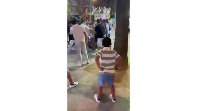 Un tumulto de jóvenes agrede violentamente a un feriante en Algemesí (Valencia)