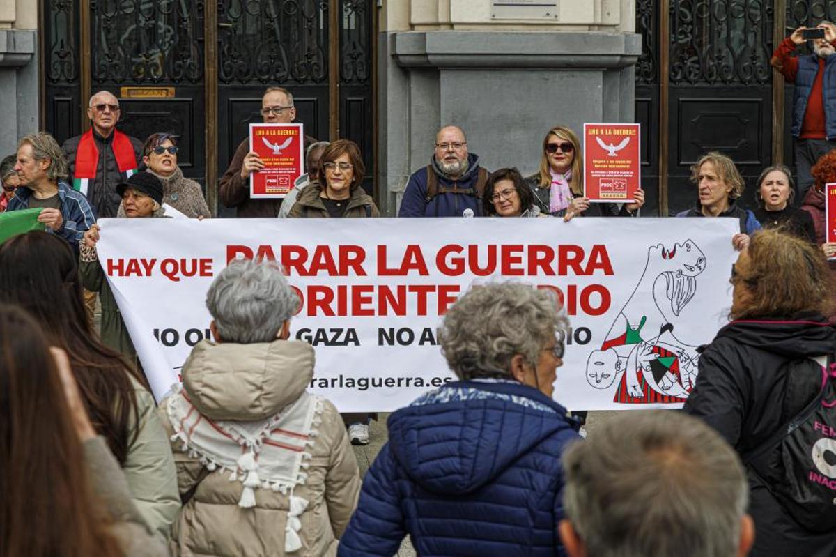 Convocados por organizaciones sociales, sindicales y ciudadanas, varios cientos de personas se han concentrado este sábado en la Plaza de España de Zaragoza bajo el lema "Hay que parar la guerra en Oriente Medio".