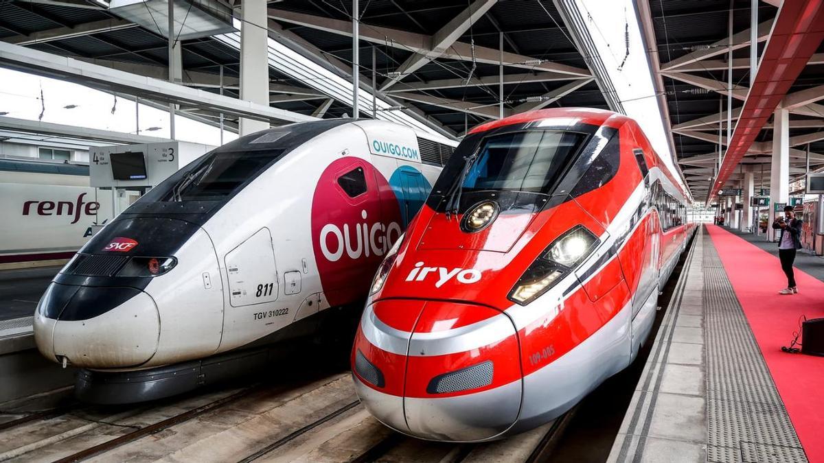 Imagen de archivo de tres trenes de Renfe, Ouigo e Iryo