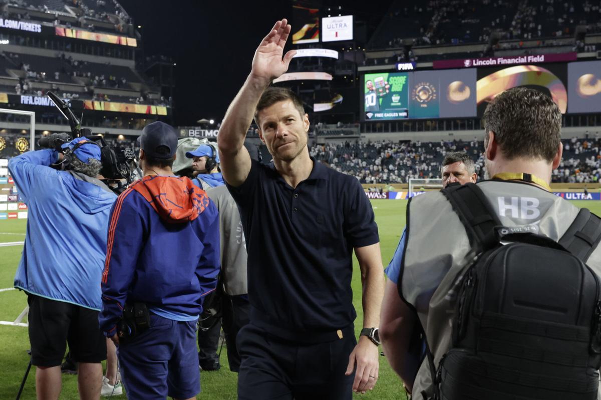 Xabi Alonso, entrenador del Real Madrid, saluda a los aficionados desplazados.
