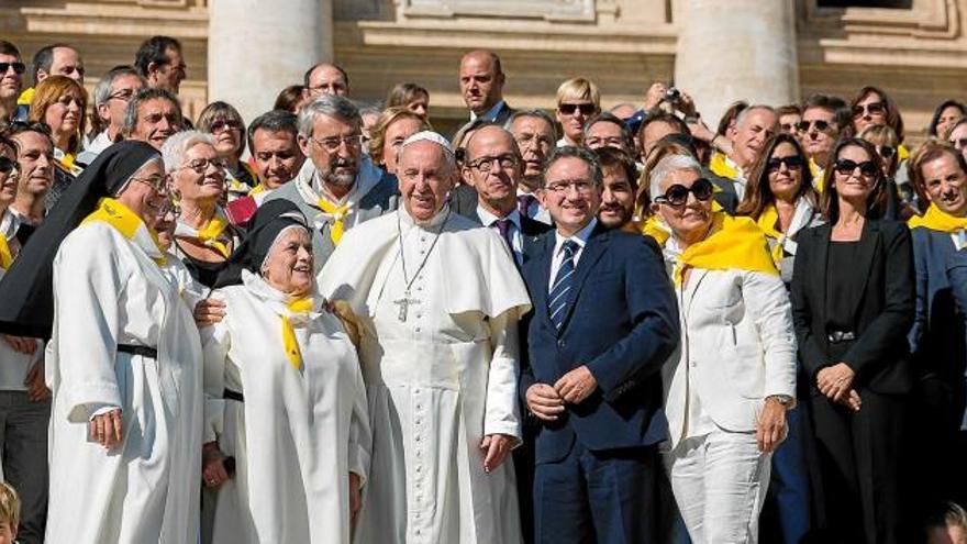 Foto de l&#039;audiència amb el Papa a la plaça de Sant Pere. A primera fila a l&#039;esquerra, sor Lucía. A la dreta, vestida de blanc, Rosa Oriol