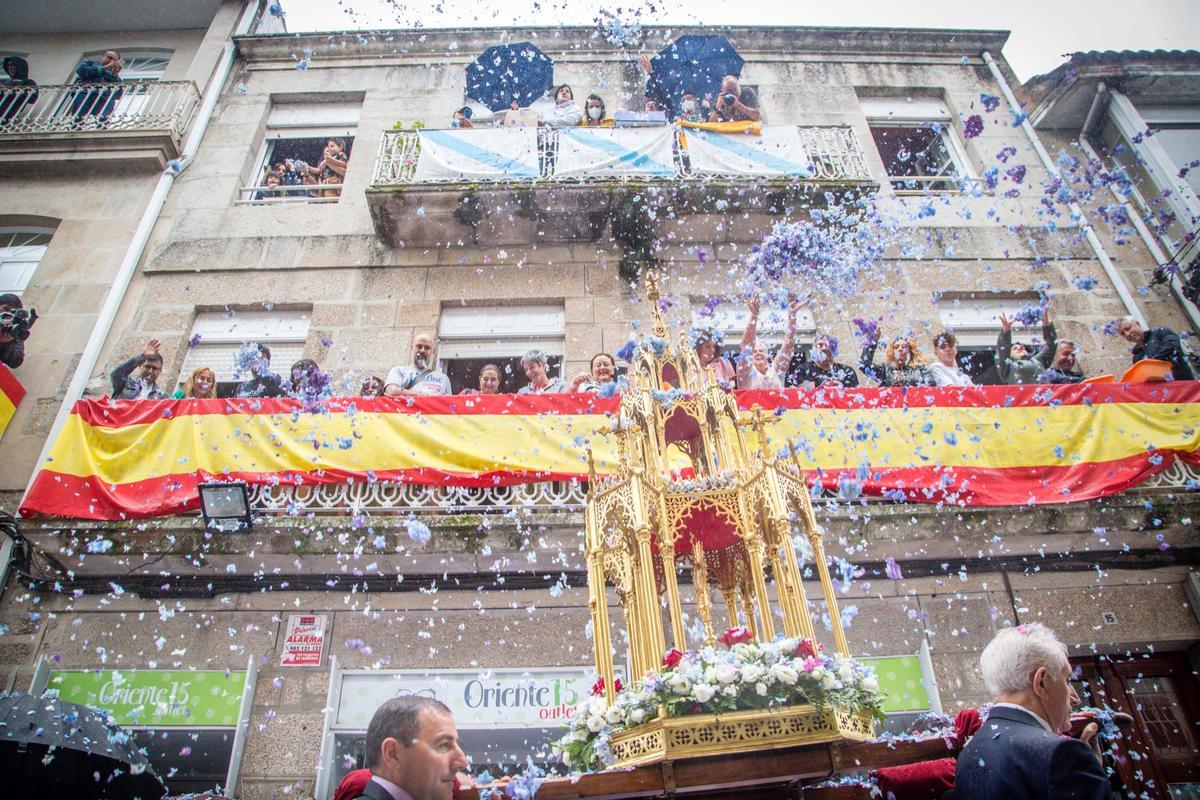 Tapices florais e chuvia de pétalos cobren as rúas do centro de Ponteareas o día de Corpus Christi, un espectáculo para os cinco sentidos.