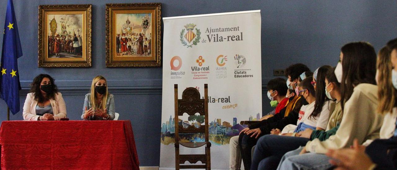 La constitución del nuevo Consell de Xiquets i Xiquetes de Vila-real ha tenido lugar en la sala noble del edificio del Gran Casino.