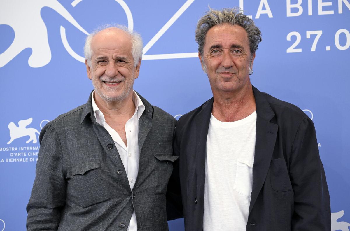 El actor italiano Toni Servillo y el director italiano Paolo Sorrentino  posan en un 'photocall' de 'La Grazia' antes de la ceremonia de inauguración del 82º Festival Internacional de Cine de Venecia.