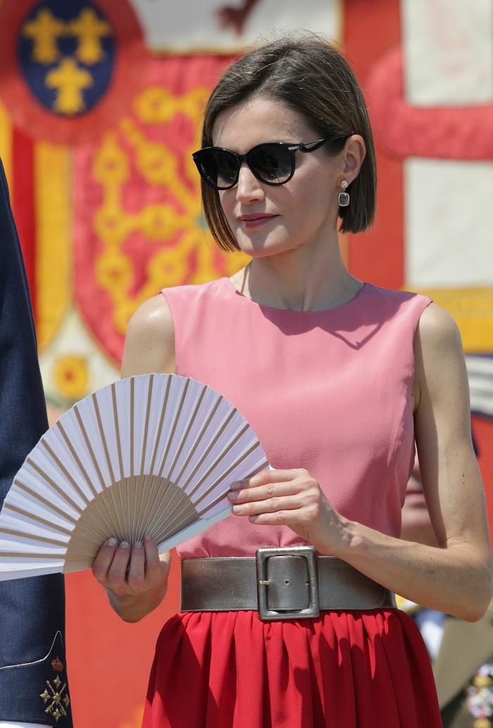 Letizia Ortiz, vestida de Uterque, abanico blanco