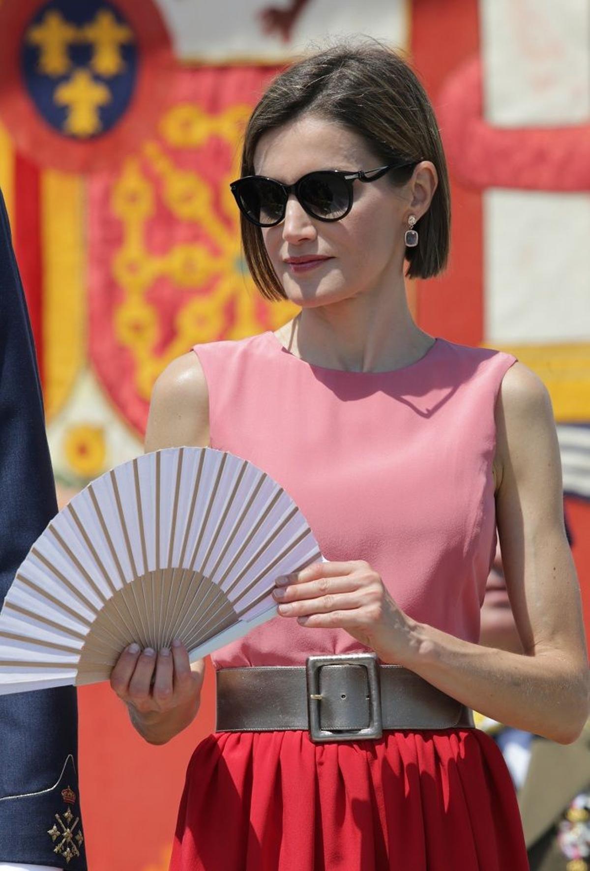 Letizia Ortiz, vestida de Uterque, abanico blanco