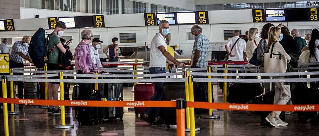 Pasajeros de un vuelo Alicante-Bruselas facturando sus equipajes esta semana en la terminal del aeropuerto.