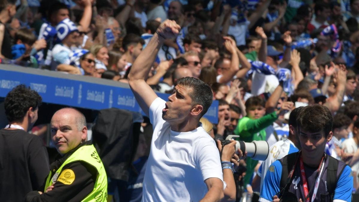 Antonio Hidalgo festeja el triunfo contra el Andorra en el banquillo del Dépor en Riazor.