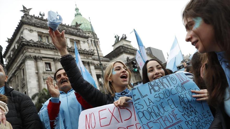 Sánchez y Colau lamentan la decisión del Senado argentino sobre el aborto