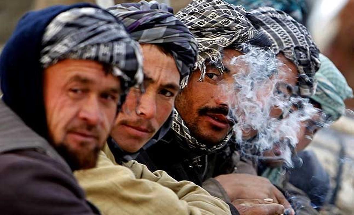 Cinc treballadors afganesos fan una pausa a la feina a Kabul (Afganistan).